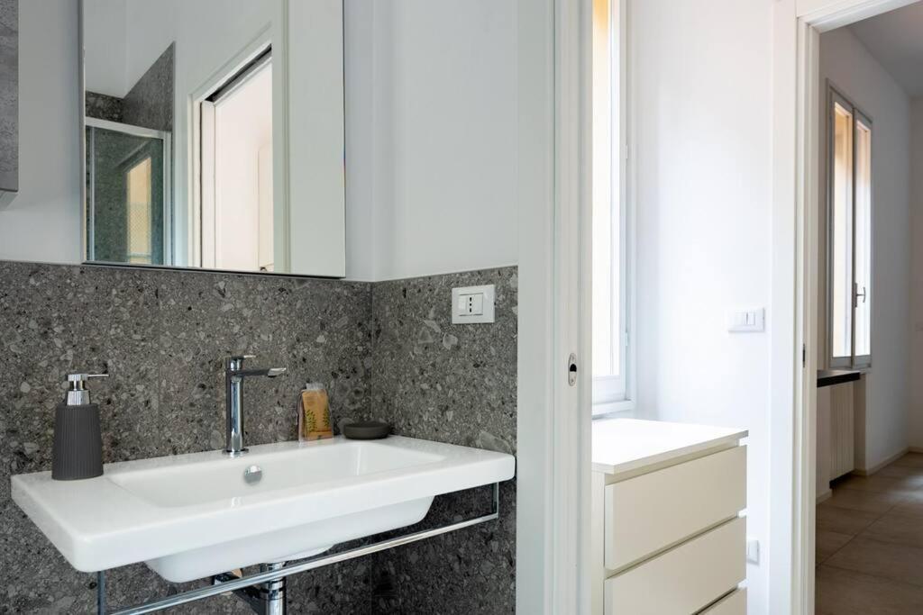 Apartment Isaia - 10 Minutes From Piazza Maggiore Болонья Экстерьер фото